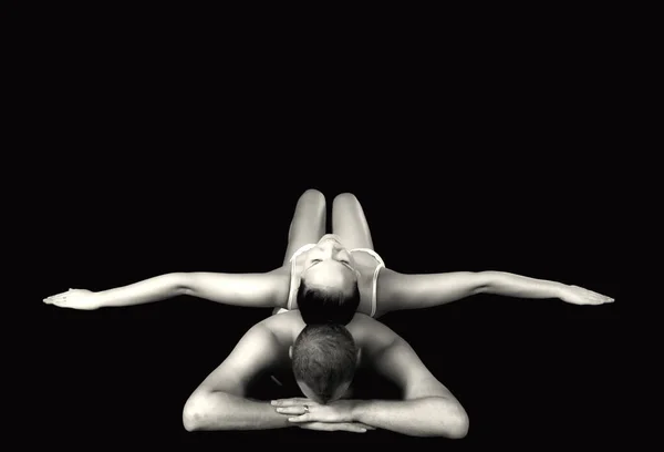 Yoga Pozu Siyah Beyaz Bir Mayolu Genç Bir Kadının Fotoğrafı — Stok fotoğraf