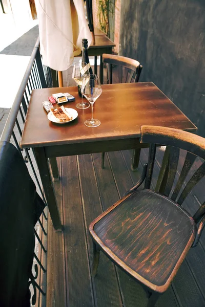 椅子とテーブル付きのレストランテーブル — ストック写真