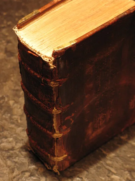 Παλιό Βιβλίο Ξύλινο Τραπέζι — Φωτογραφία Αρχείου