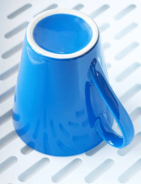 Blaue Tasse Und Kaffeetassen Auf Dem Tisch — Stockfoto