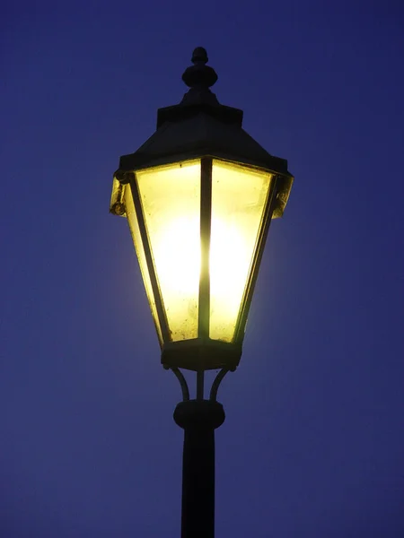 Luminoso De Luz En La Calle Al Atardecer Foto de stock y más banco