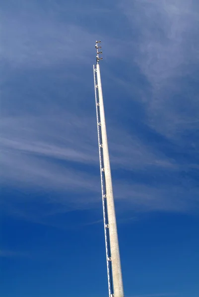 Antena Mastro Brilhante Fundo Azul — Fotografia de Stock