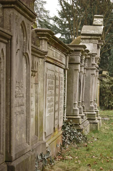 Alte Steinmauer Mit Friedhof — Stockfoto