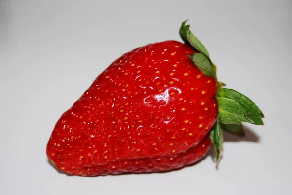 黑色背景的新鲜草莓 — 图库照片