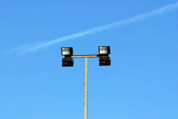 Poste Luz Con Cielo Azul —  Fotos de Stock