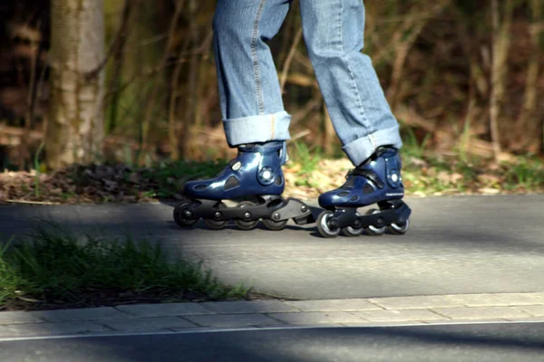 Jambes Homme Cheval Skateboard Sur Route — Photo