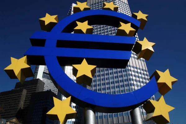 Euro Zeichen Vor Bank — Stockfoto