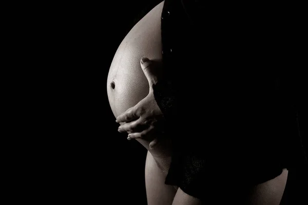 Mulher Atraente Grávida Meses Segura Barriga Casaco Preto Monocromático Fundo — Fotografia de Stock