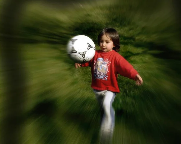 Petite Fille Courir Dans Herbe — Photo