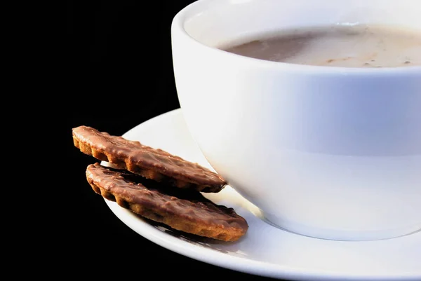 黑色背景的咖啡和巧克力饼干 — 图库照片
