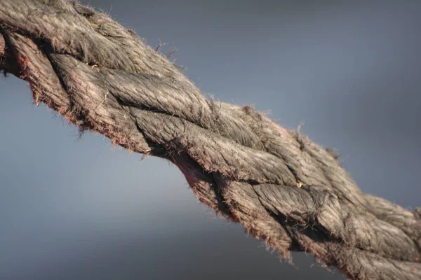 Corde Attachée Avec Des Cordes Sur Fond Sombre — Photo