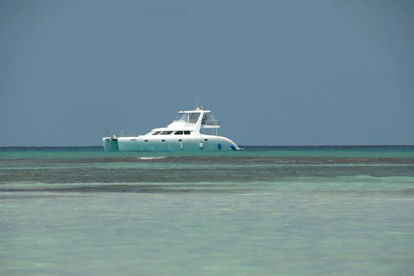 Barco Blanco Mar — Foto de Stock