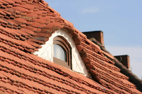 Красная Кирпичная Крыша Старого Дома — стоковое фото