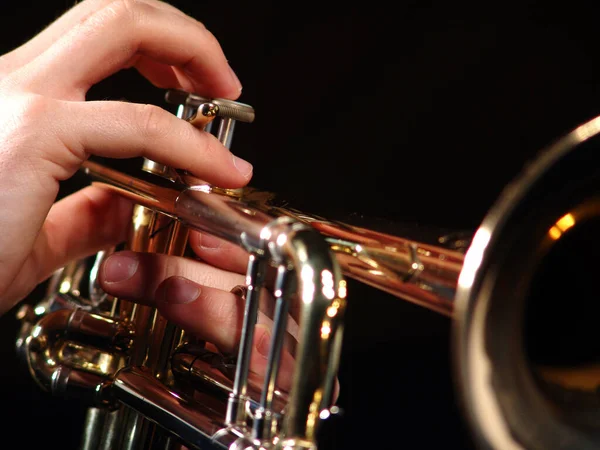 Zbliżenie Ręki Trzymającej Saksofon — Zdjęcie stockowe