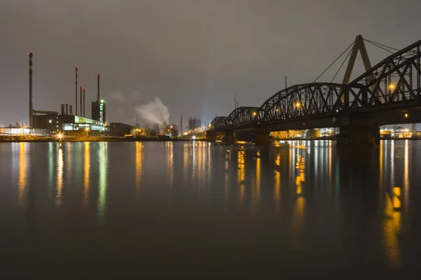 Staalfabriek Met Spoorbrug Nachts — Stockfoto