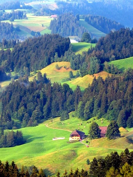 Schöne Landschaft Mit Grünen Wiesen Und Bergen — Stockfoto