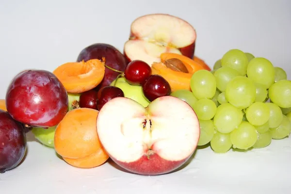 Frutas Legumes Frescos Sobre Fundo Branco — Fotografia de Stock