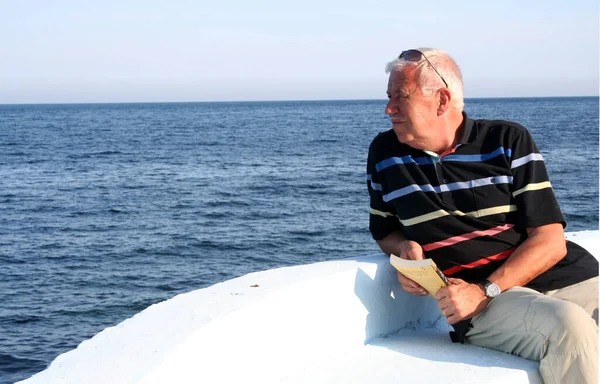 Kıdemli Adam Iskelede Oturuyor Uzaklığa Bakıyor — Stok fotoğraf