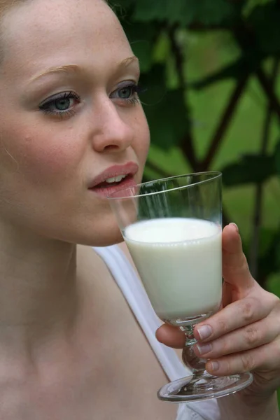 Ung Kvinna Dricka Mjölk Glas Färskt Grönt Gräs — Stockfoto
