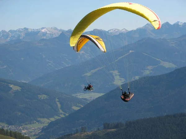 Gleitschirmfliegen Den Bergen — Stockfoto