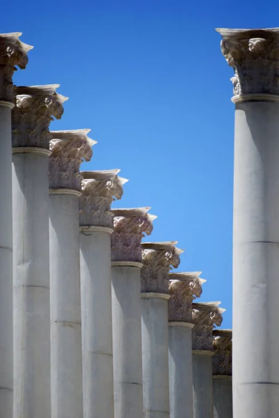 Colonne Davanti Cielo Blu — Foto Stock