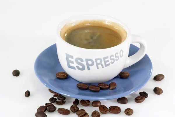 Taza Café Con Frijoles Palillos Canela Fondo Blanco —  Fotos de Stock