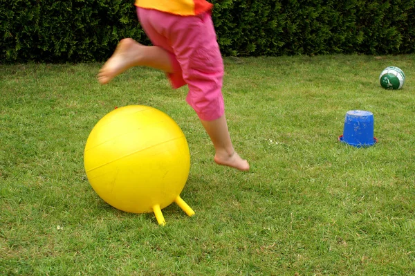Barn Leker Med Bollen Parken — Stockfoto