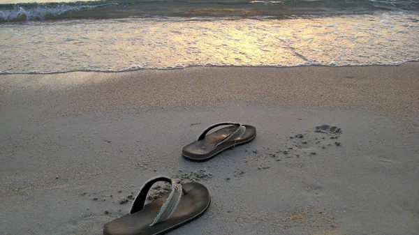 Strandslippers Aan Zandkust — Stockfoto