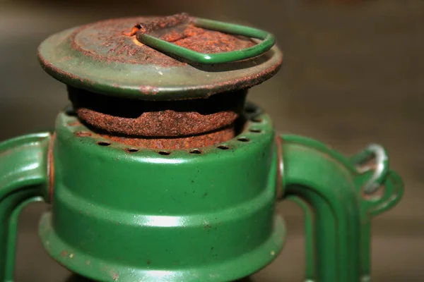 Старый Ржавый Металлический Чайник Зеленой Ручкой — стоковое фото