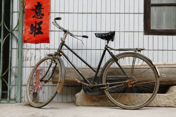 Bicicleta Velha Com Uma Cesta Vermelha — Fotografia de Stock