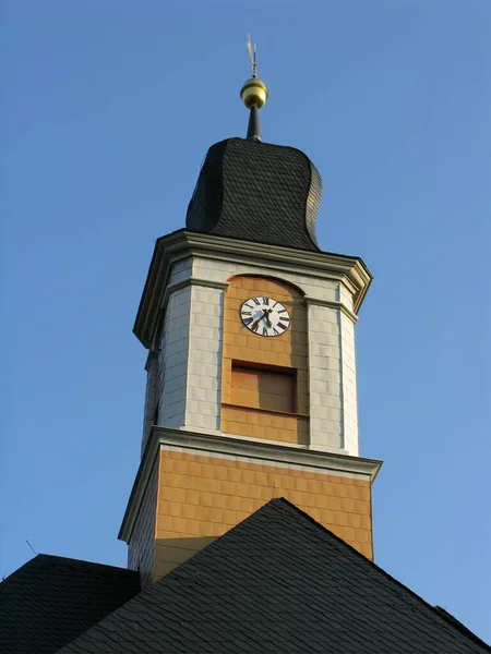 Dorfkircin Kellotorni Schmiedebergissa — kuvapankkivalokuva