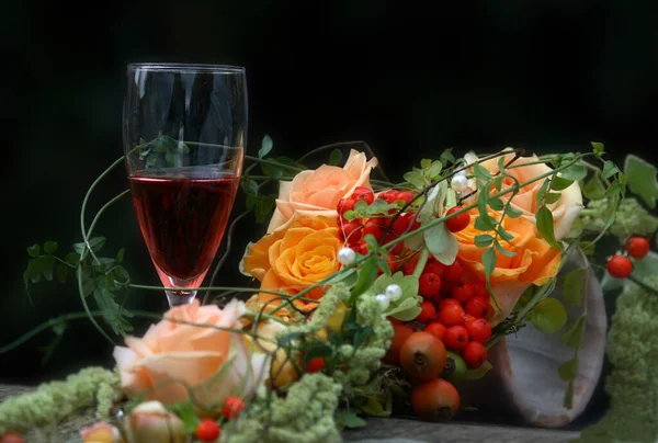 Bodegón Con Flores Copa Vino —  Fotos de Stock