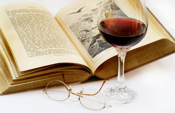 Ποτήρια Κρασιού Και Βιβλίο Στο Τραπέζι — Φωτογραφία Αρχείου