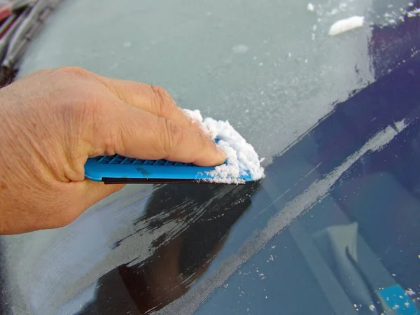 Man Rengöring Snö Bilen — Stockfoto