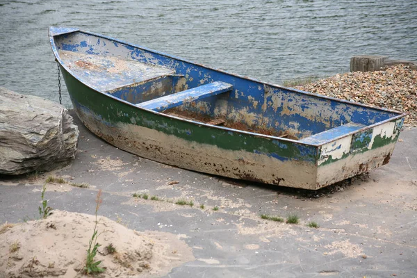Öreg Csónak Folyón — Stock Fotó