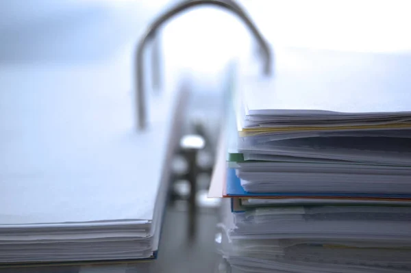 Pila Libros Papeles Sobre Mesa — Foto de Stock