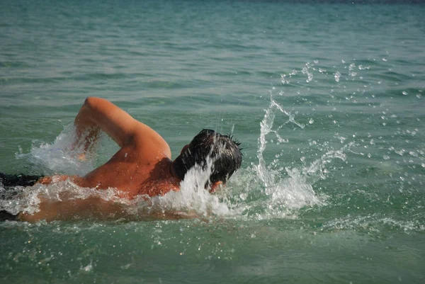 Jongeman Die Het Water Zwemt — Stockfoto