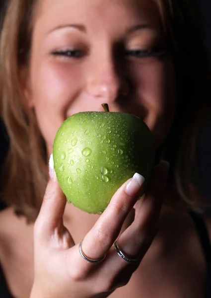 Yeşil Elmalı Genç Kadın — Stok fotoğraf