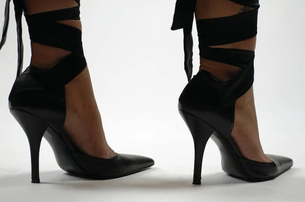 Twee Vrouwen Benen Zwart Schoenen Hoge Hakken — Stockfoto