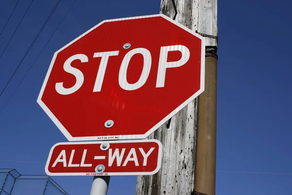 Stopbord Tegen Blauwe Lucht — Stockfoto