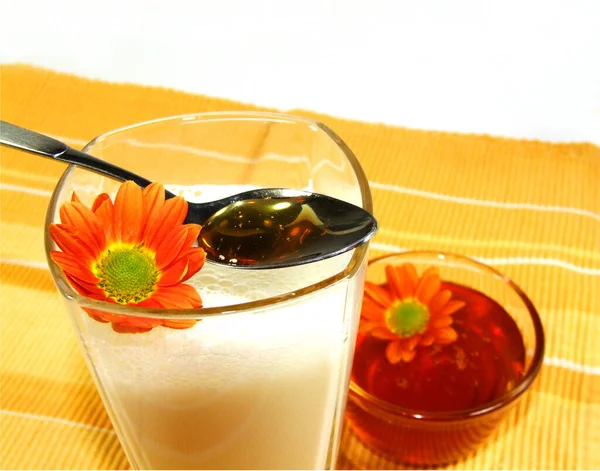 Bicchiere Succo Arancia Con Fiori Limone Sfondo Bianco — Foto Stock