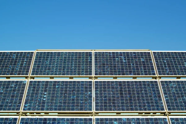 Solarzellen Vor Blauem Himmel — Stockfoto