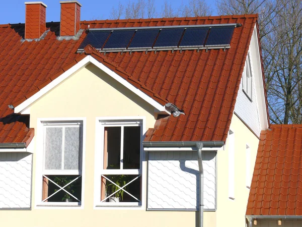 Haus Mit Solaranlage — Stockfoto