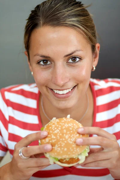 Young Woman Hamburger — Stock Photo, Image