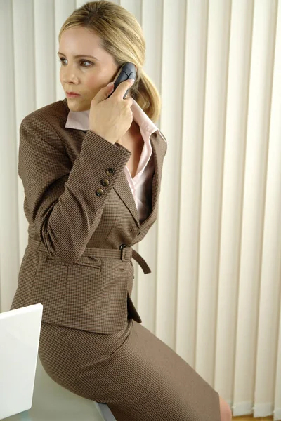 Jeune Femme Affaires Parlant Téléphone Alors Elle Était Assise Bureau — Photo