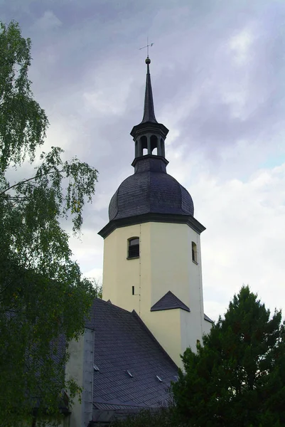 Regnmoln Över Kyrktornet — Stockfoto