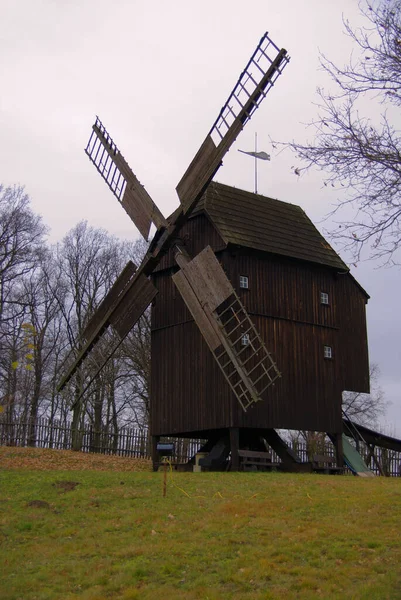 Oude Houten Windmolen Het Platteland — Stockfoto