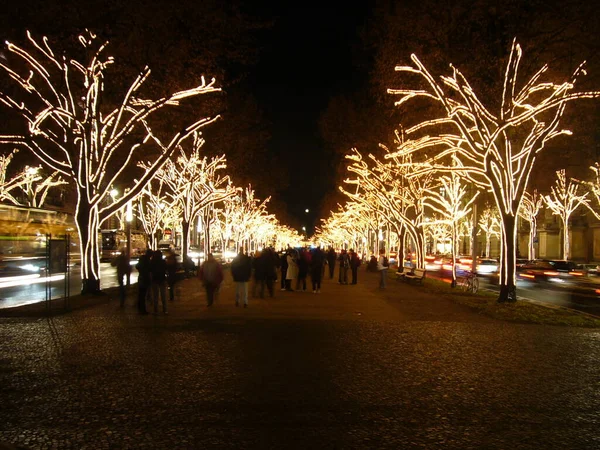 Χριστουγεννιάτικη Ατμόσφαιρα Στον Υπέροχο Δρόμο Του Βερολίνου Unter Den Linden — Φωτογραφία Αρχείου