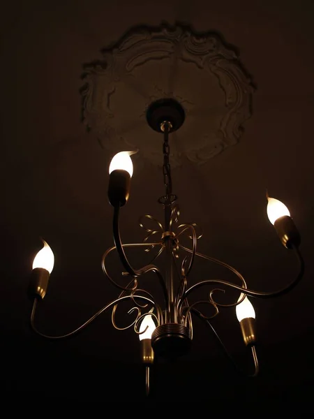 Zdobené Romantické Stropní Osvětlení Některé Hledí Nahoru Umožňuje Krásné Objekty — Stock fotografie