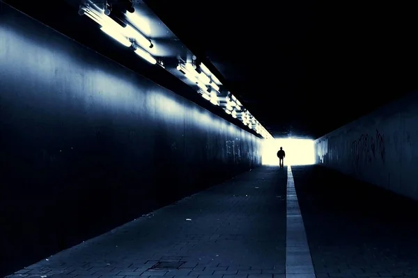 Silhouette Man Walking City — Stock Photo, Image